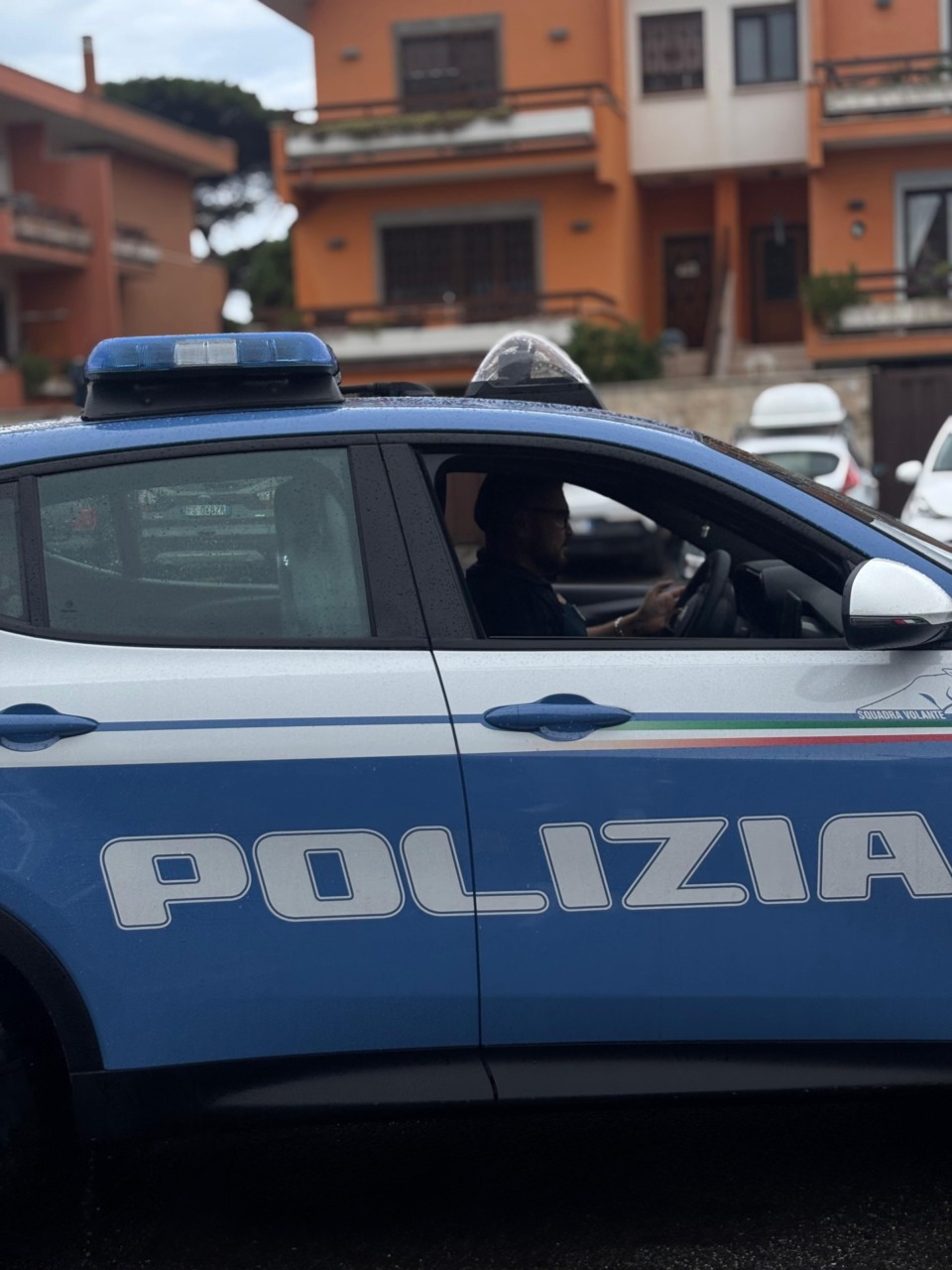 Giovane accoltellato nel sottopasso della stazione di Pesaro