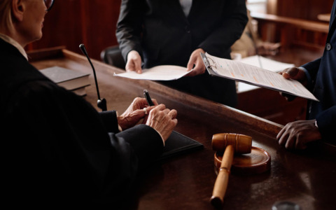 Attacchi social, l’Ordine di Pesaro difende il giusto processo