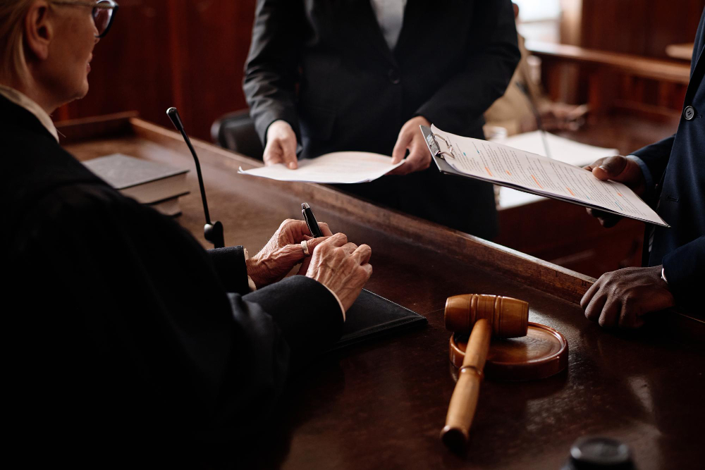 Attacchi social, l’Ordine di Pesaro difende il giusto processo
